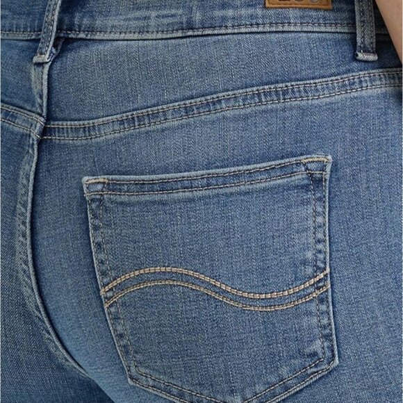 EUC Lee Women's Ultra Lux Comfort Flex Motion Bootcut Jean - 28/ size 4 short - Picture 5 of 9